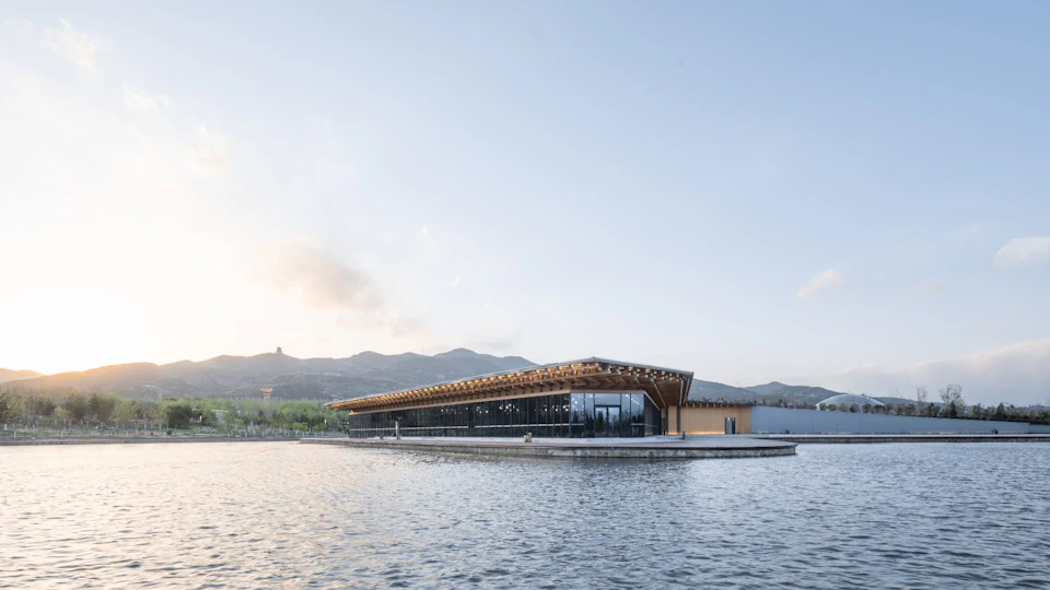 Taiyuan Botanical Garden Tea House extending across the lake