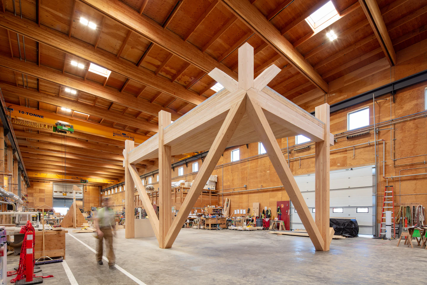 Full-scale Makers’ KUbe glulam diagrid bay preassembled in the StructureCraft shop.